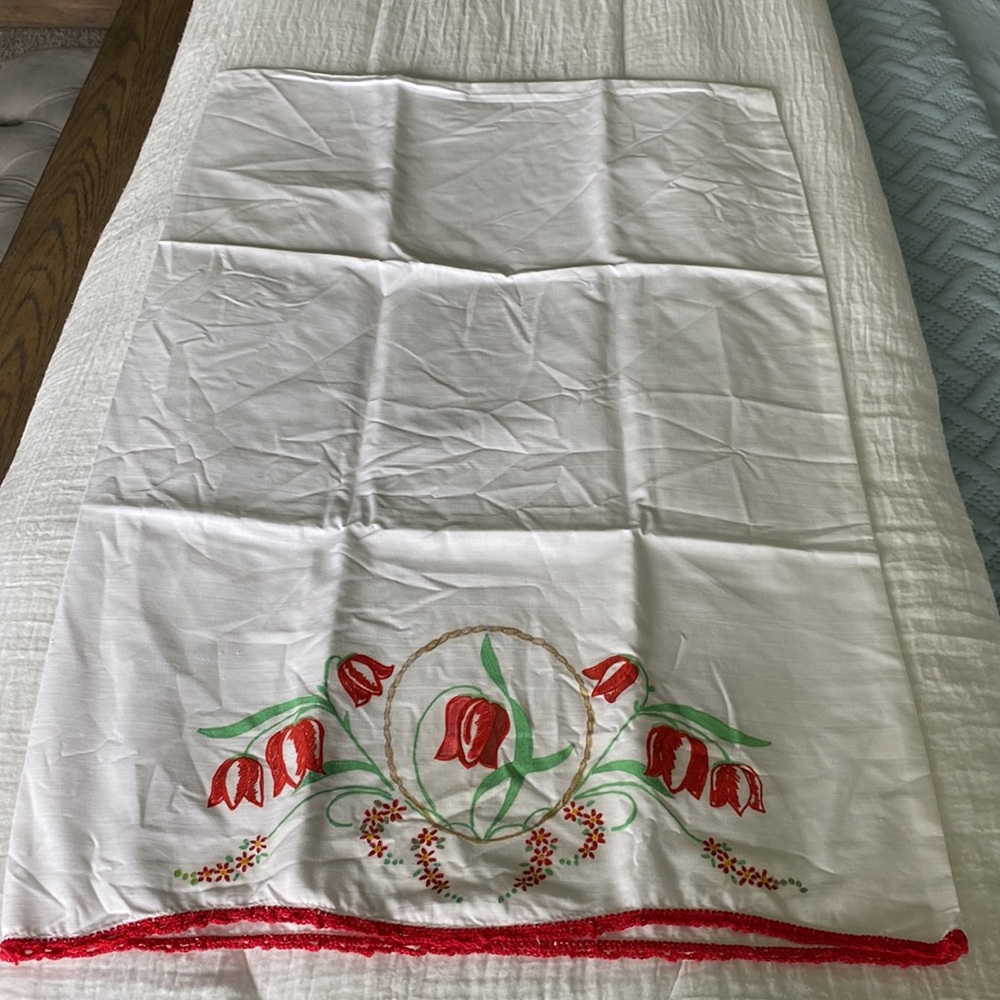 Vintage Pair Of Red Tulips Painted Pillowcases! - Picture 3 of 7